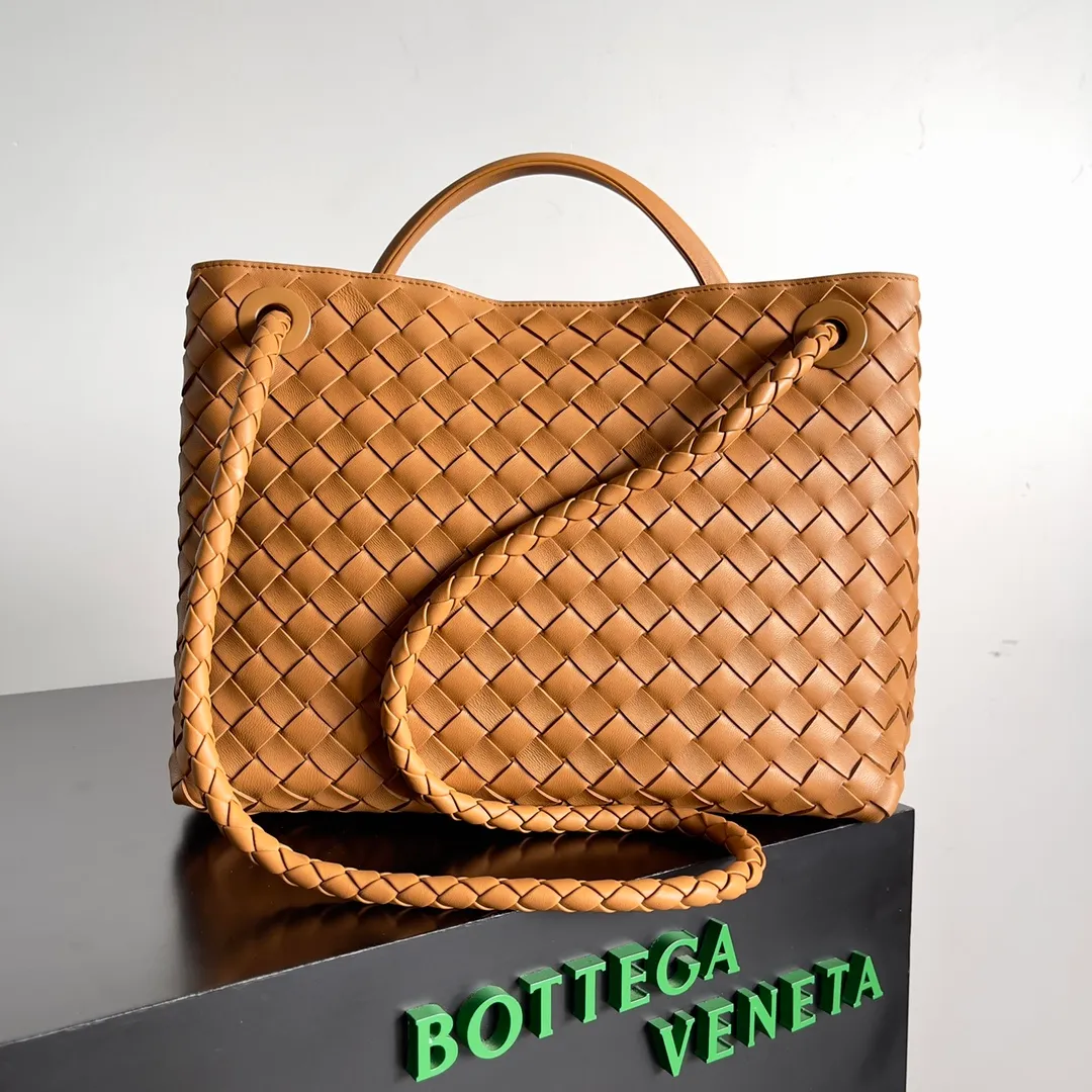 The 2023 new Andiamo batch of 2260 BV has been shipped‼ ️Really popular🔥The new Andiamo woven handbag launched by Bottega Veneta this season is really popular all over the world! ! Celebrities at home and abroad have worn it, and Oscar-winning actress Michelle Yeoh has taken it out on the street. Song Jia, Trai Yara, Yu Feihong, Sanji Ayaka, Rosie Hunting-Whiteley, Yoshioka Riho, etc. have all picked up this bag. It is classic and versatile, showing off its temperament, and the bag capacity is also large, which is very convenient for daily commuting! ! A variety of carrying methods, the shoulder straps can be adjusted by yourself, the original lambskin feels soft and delicate, and the unisex style breaks the gender boundaries and brings a more practical and long-lasting use experience. Andiamo, which has both elegant and casual styles, perfectly interprets the true appearance of "fashionable old money style". Style number: 743572 Size: 32*24*12